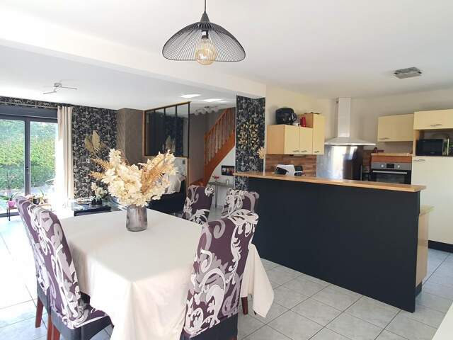 MAISON AVEC DOUBLE GARAGE , BEAU TERRAIN de 1200 m2 , COURS EN ENROBÉS . — photo du bien