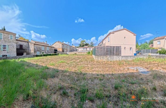 Terrain à bâtir de 828 m², plat et viabilisé, au cœur d'un village de caractère du Gard. — photo 2