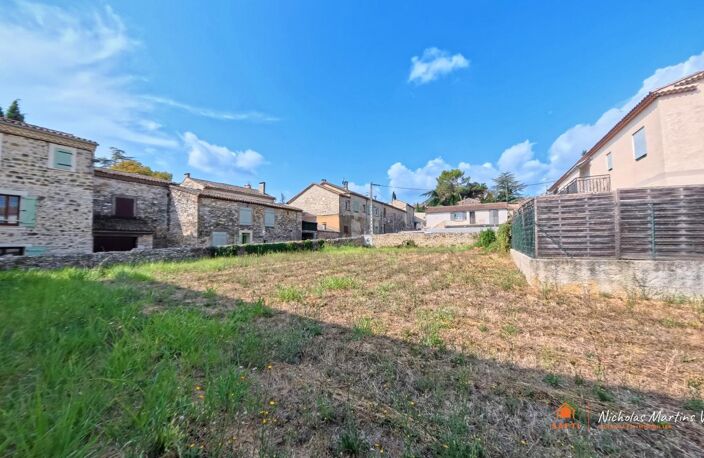 Terrain à bâtir de 828 m², plat et viabilisé, au cœur d'un village de caractère du Gard. — photo 3