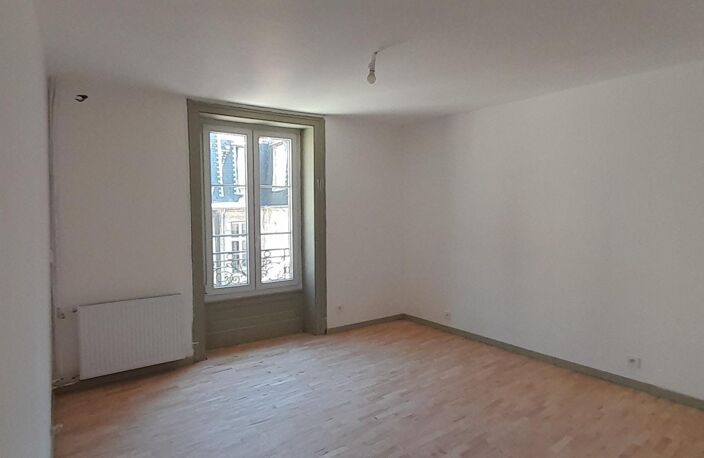 appartement plein centre ville fond de cour lumineux rénové — photo 3