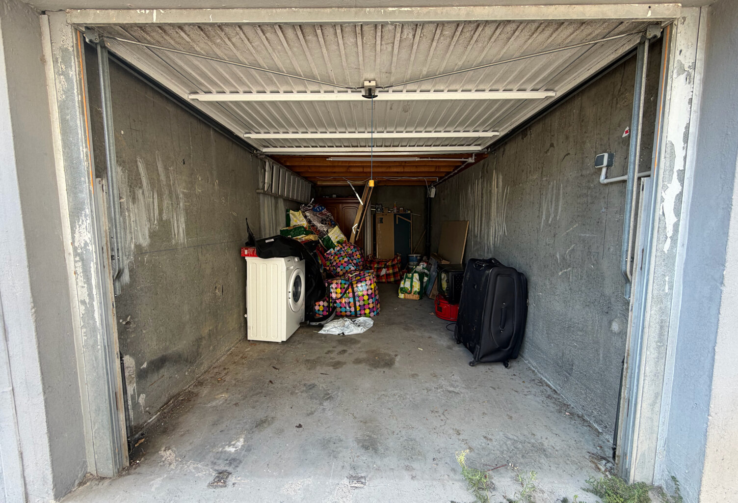 Garage avec lumière et bureau en mezzanine à Montpellier — photo 1