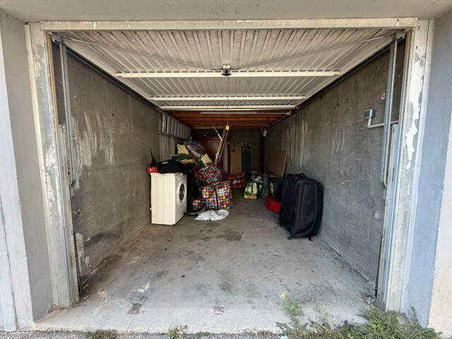 Garage avec lumière et bureau en mezzanine à Montpellier — photo du bien