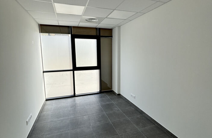 Local neuf à louer, pour activité médicale ou paramédicale à — photo 2