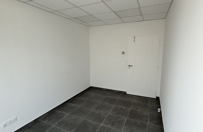 Local neuf à louer, pour activité médicale ou paramédicale à — photo 3