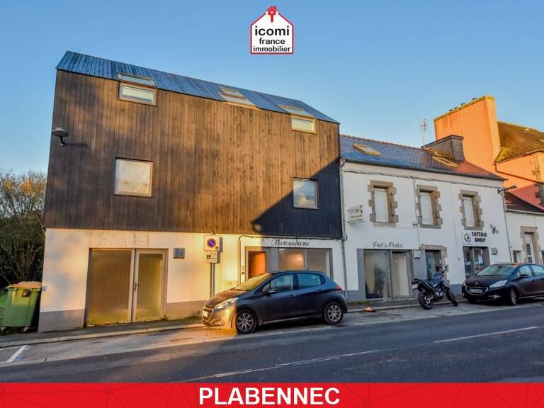FINISTERE - Plabennec (29860) - A VENDRE - LOCAL COMMERCIAL 54M² AVEC LOCATAIRE EN PLACE - 3 PIECES - BON EMPLACEMENT AU BOURG - PARKING AISE - VITRINE — photo 1