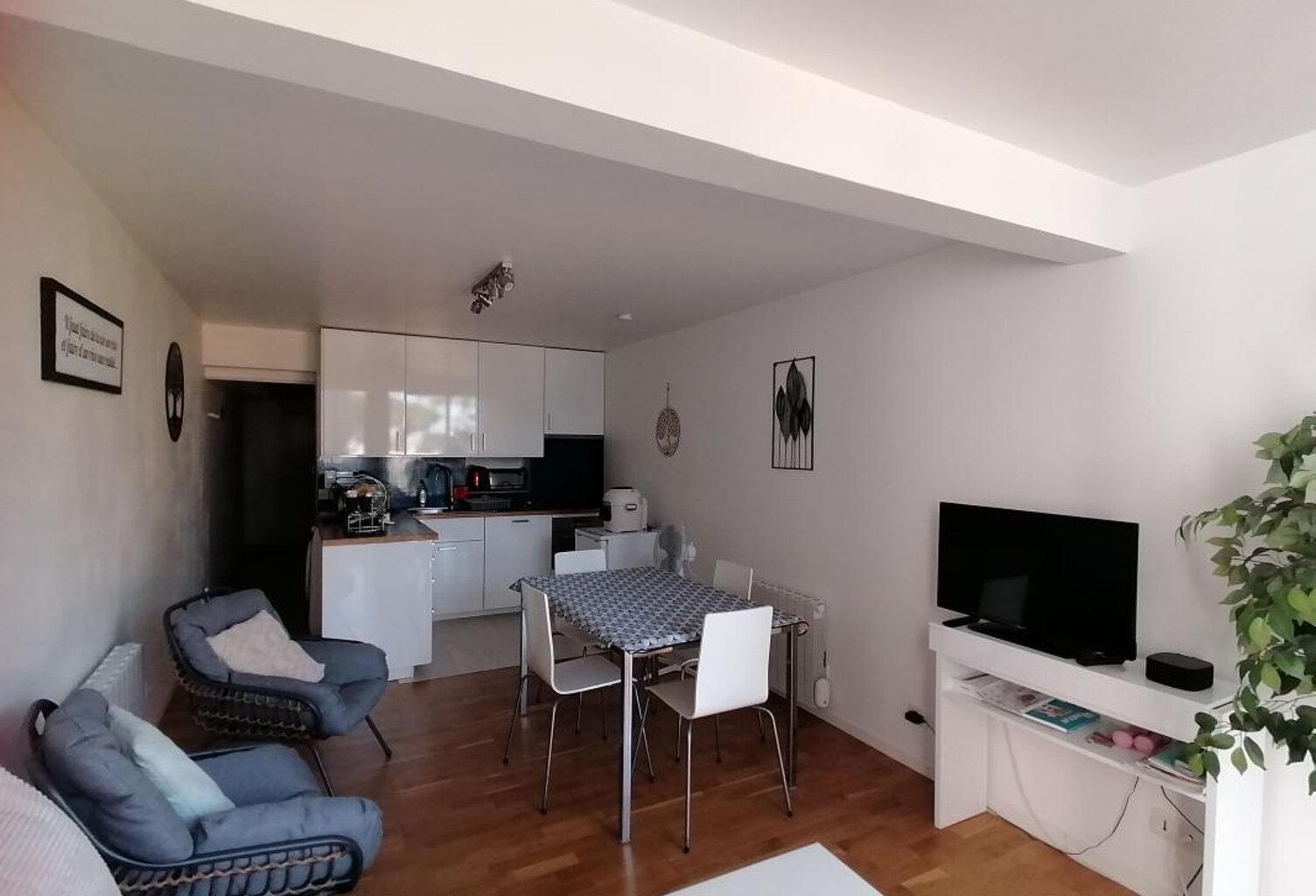 Bel appartement, bon état, 100m de la belle plage de Vallieres — photo 1