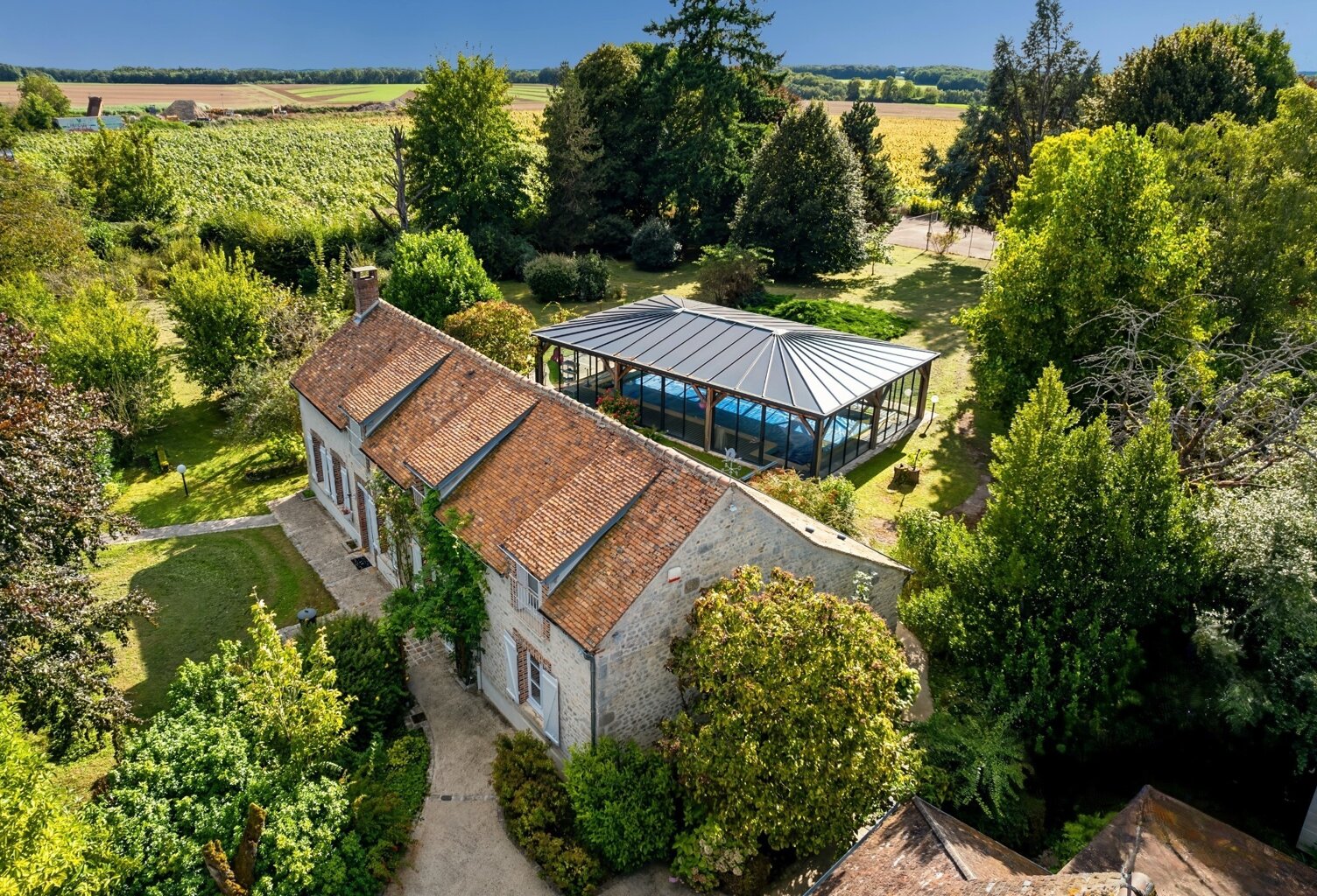PROPRIETE À VENDRE AU SUD DE FONTAINEBLEAU A 1H15 DE PARIS — photo 1