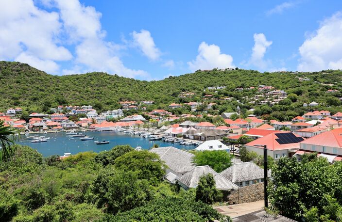 APPARTEMENT D'EXCEPTION À VENDRE À GUSTAVIA AVEC VUE SUR L'ICONIQUE PORT DE SAINT-BARTHÉLEMY (97133) — photo 2