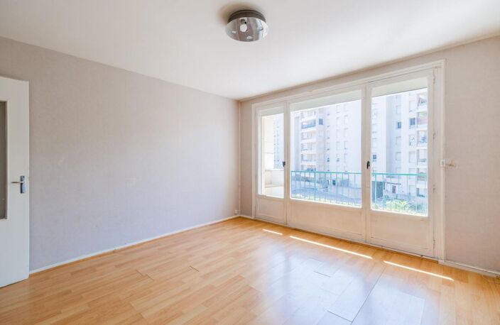 Villeurbanne - T3 Traversant - Balcon et Parking — photo 2