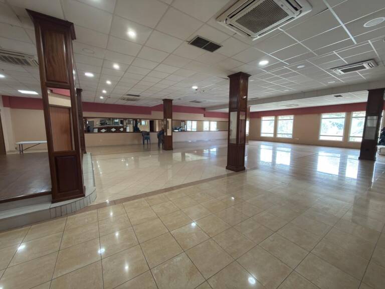 Plateau commercial 300 m² à Saint-Denis — photo 1