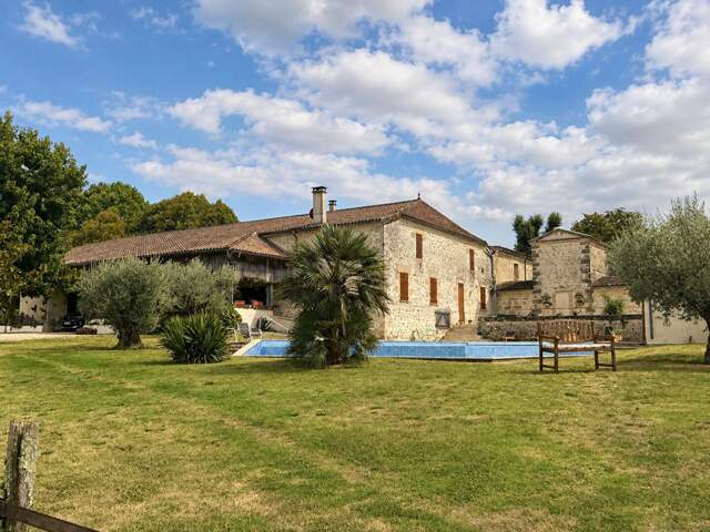 Ancienne grange rénovée avec gîte, grande piscine et vue panoramique — photo du bien