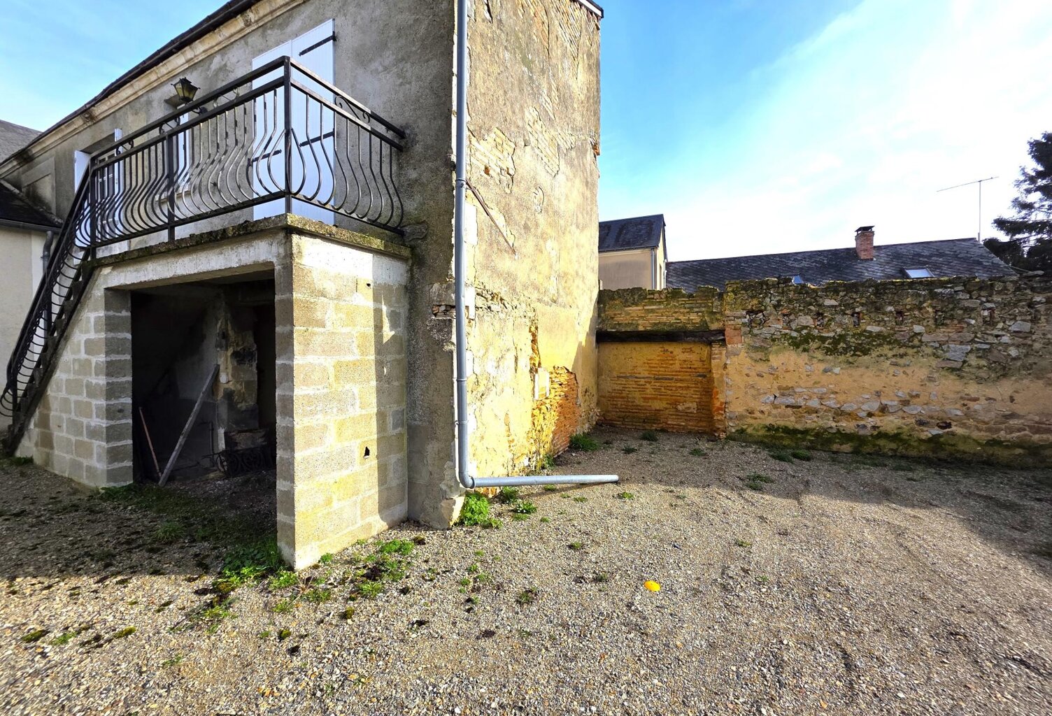 Ensemble immobilier avec garage et son étage, cellier et appartement à rénover — photo 1