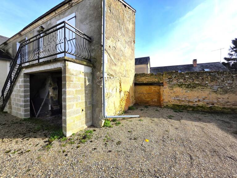 Ensemble immobilier avec garage et son étage, cellier et appartement à rénover — photo 1