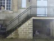Ensemble immobilier avec garage et son étage, cellier et appartement à rénover — photo 2