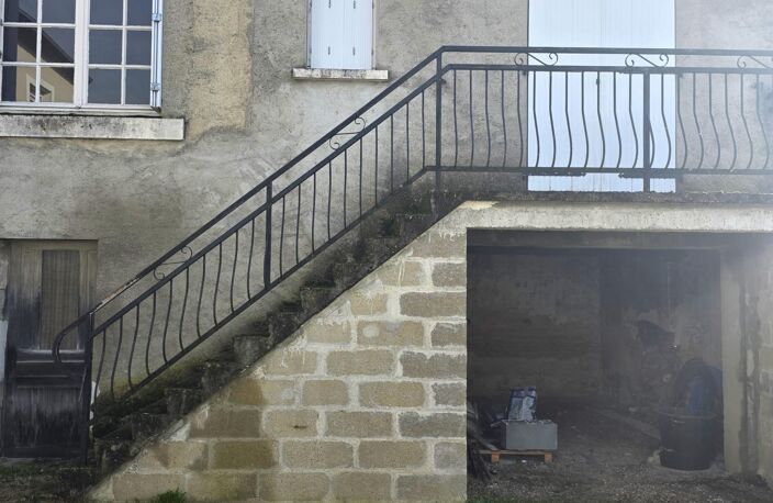 Ensemble immobilier avec garage et son étage, cellier et appartement à rénover — photo 2