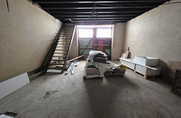 Ensemble immobilier avec garage et son étage, cellier et appartement à rénover — photo 3
