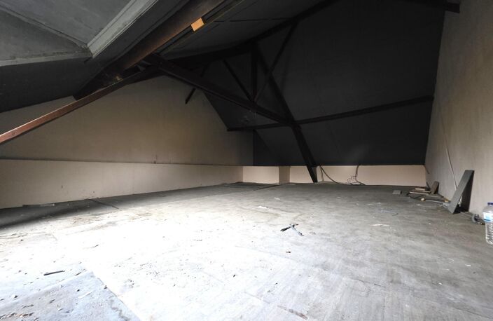 Ensemble immobilier avec garage et son étage, cellier et appartement à rénover — photo 4
