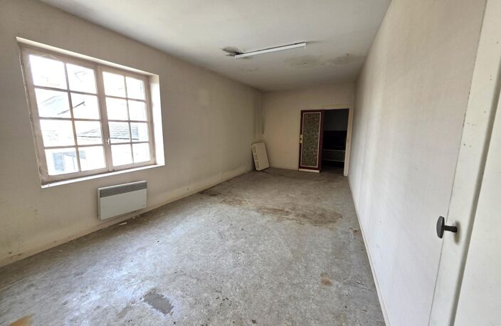 Ensemble immobilier avec garage et son étage, cellier et appartement à rénover — photo 5