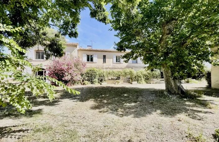 Mas familial sur 8000m2 de terrain à Arles — photo 2