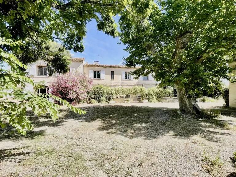 Mas familial sur 8000m2 de terrain à Arles — photo 1