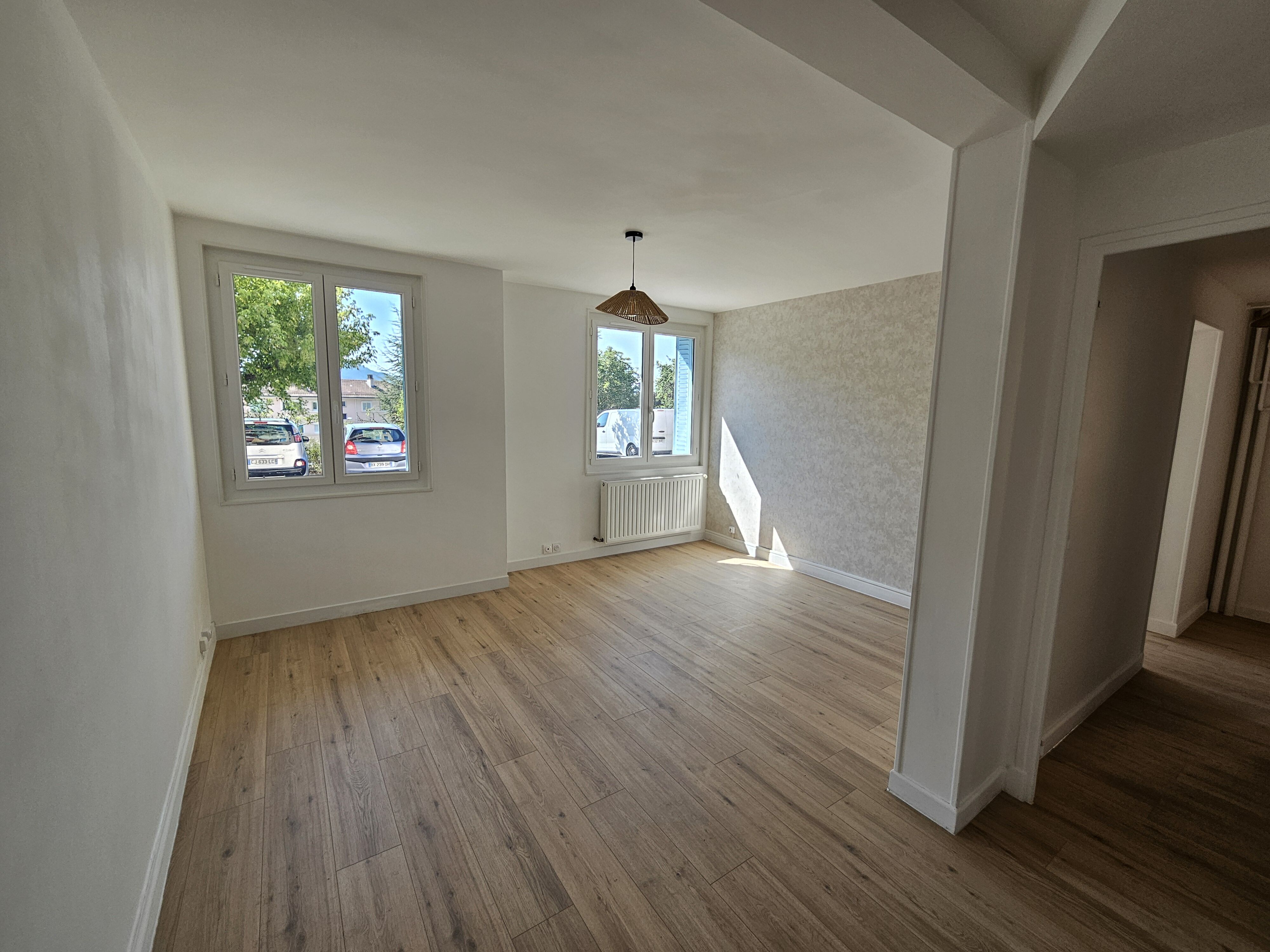 NOUVEAUTE GAP PROCHE CENTRE VILLE- cet appartement T3 Traversant Entièrement rénové de 57.39m² en rez de chaussée proche de toutes les commodités