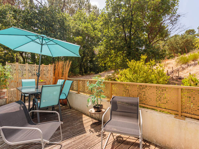 T2 avec terrasse en lisière de forêt   Un cadre de vie rare — photo du bien