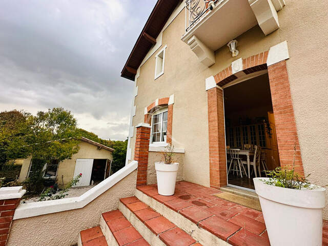 ? Ensembles immobilier de charme avec deux gîtes indépendants ? Revenus locatifs ? Fort potentiel d'évolution  Et si votre future maison contribuait à financer une partie de votre crédit immobilier ?  À seulement quelques minutes à pied du centre-ville de — photo du bien