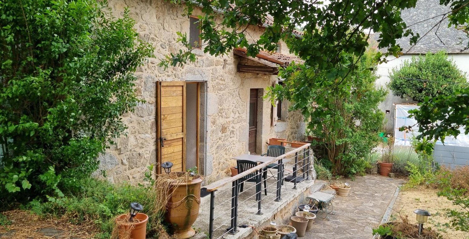 Maison avec terrain, gite, grange — photo 1