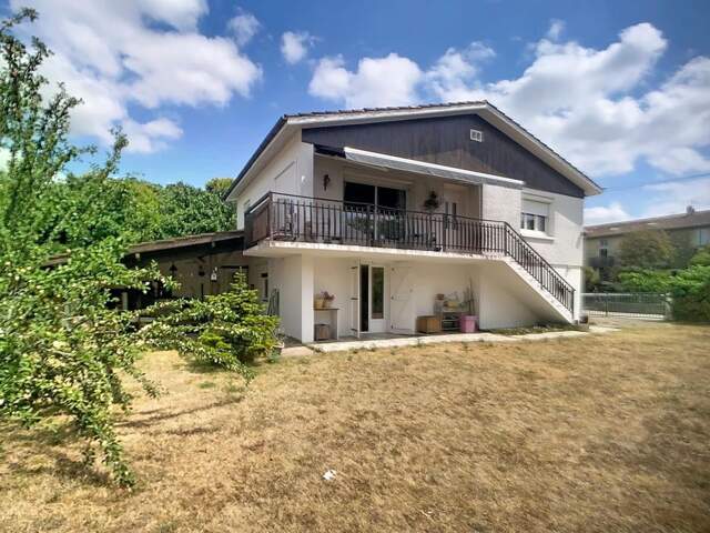 AUCH : voici une grande maison qui n'a pas cherché à ressembler aux autres, — photo du bien