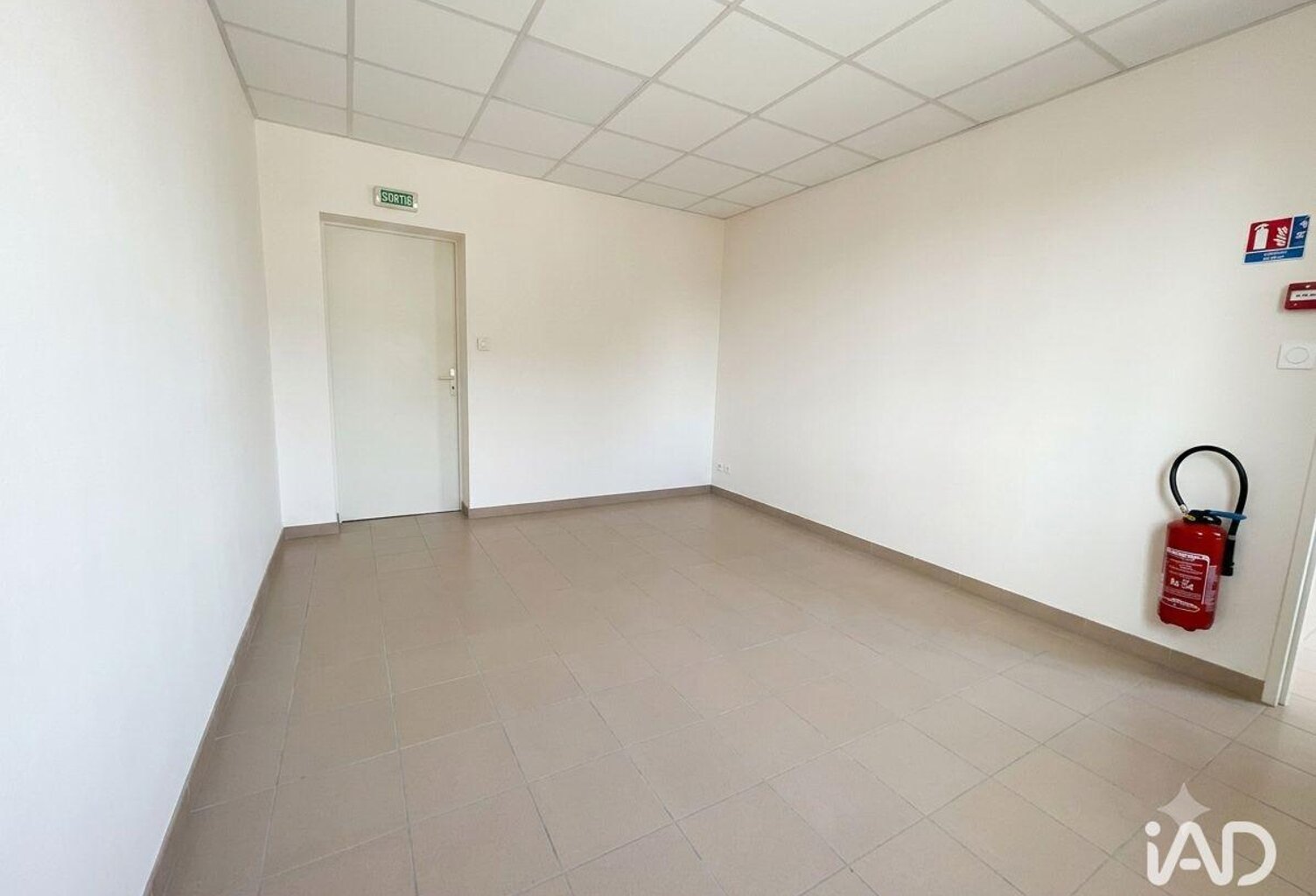 Location Hangar 210 m&sup2; — photo 1