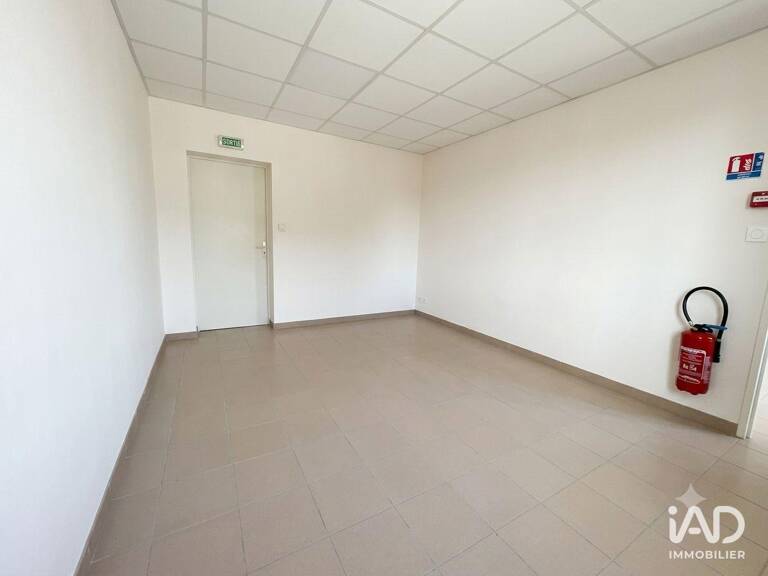 Location Hangar 210 m&sup2; — photo 1