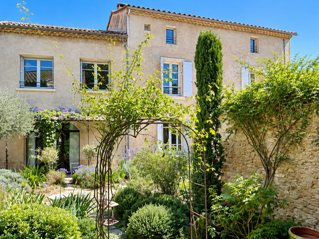 Authentique mas de village et son jardin secret — photo du bien