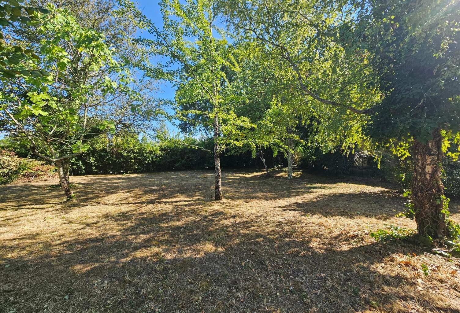 Terrain en plein bourg du village — photo 1
