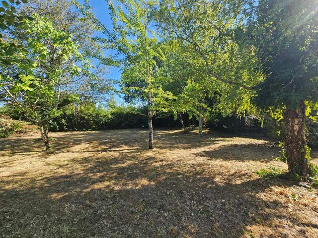 Terrain en plein bourg du village — photo du bien