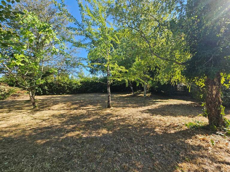 Terrain en plein bourg du village — photo 1