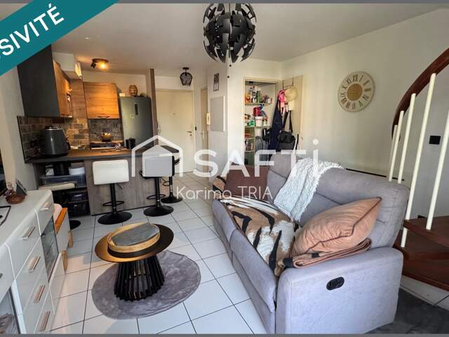 Appartement duplex 2 pièces avec terrasse, balcon, piscine et parking — photo du bien