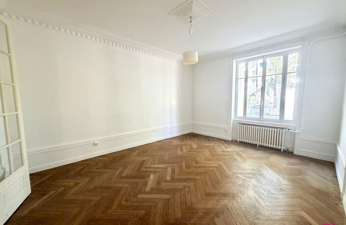 BEL APPARTEMENT BOURGEOIS SECTEUR TETE D'OR — photo 2