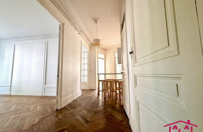 BEL APPARTEMENT BOURGEOIS SECTEUR TETE D'OR — photo 3