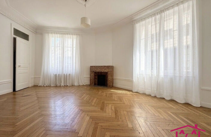BEL APPARTEMENT BOURGEOIS SECTEUR TETE D'OR — photo 4