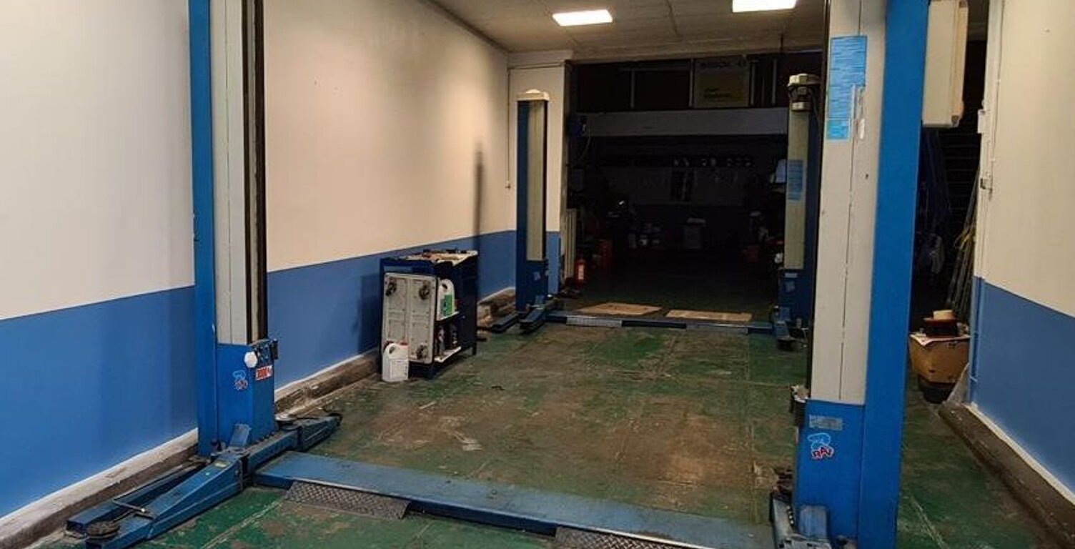A VENDRE GARAGE MÉCANIQUE AUTOMOBILE À FORT POTENTIEL – MARSEILLE 13005 - Clientèle fidèle – Deux ateliers – Carnet de commandes complet – Développement immédiat possible — photo 1