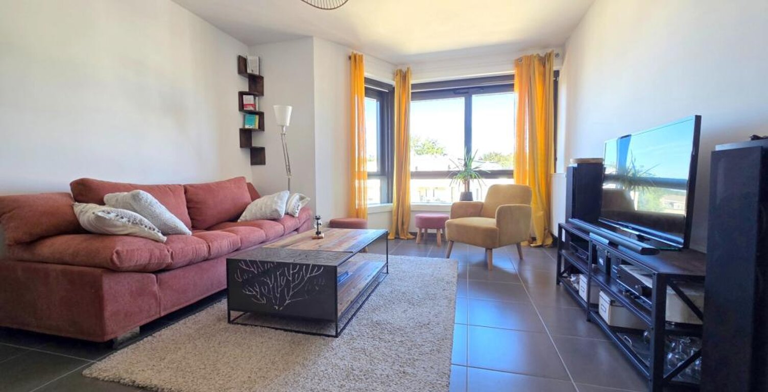 Dinard Médiathèque, appartement T2 de 50.08 m² exposé Sud Est au quatrième étage avec ascenseur. Cave et garage — photo 1
