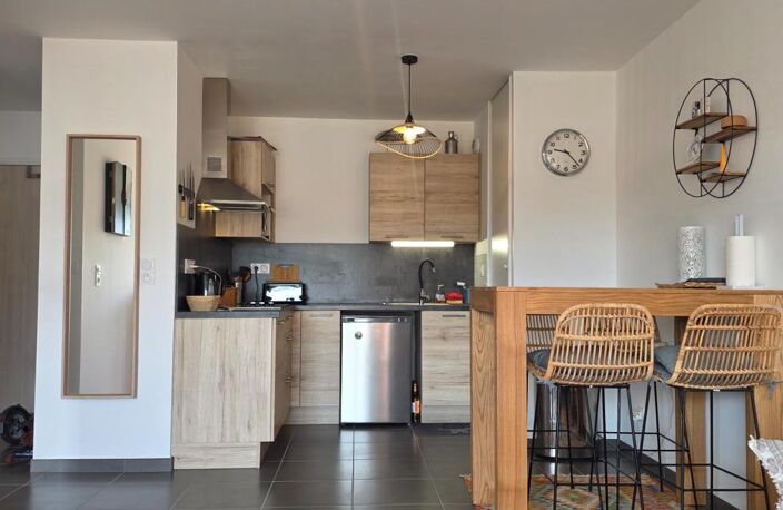 Dinard Médiathèque, appartement T2 de 50.08 m² exposé Sud Est au quatrième étage avec ascenseur. Cave et garage — photo 4