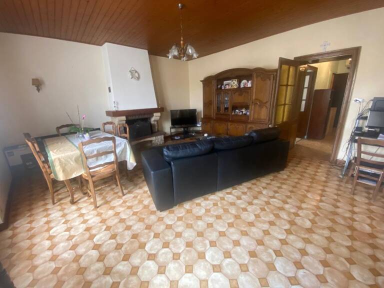 MOUTIERS SUR LAY EN PLEIN COEUR DU BOURG MAISON EN PIERRES RENOVEE 4 CHAMBRES AVEC LOCATAIRE EN PLACE — photo 1