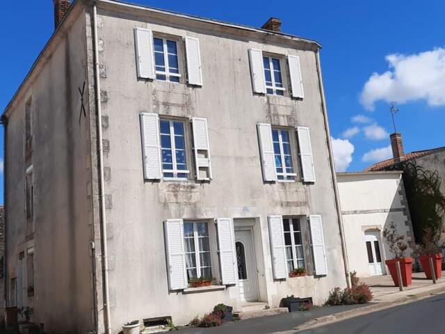 MOUTIERS SUR LAY EN PLEIN COEUR DU BOURG MAISON EN PIERRES RENOVEE 4 CHAMBRES AVEC LOCATAIRE EN PLACE — photo du bien