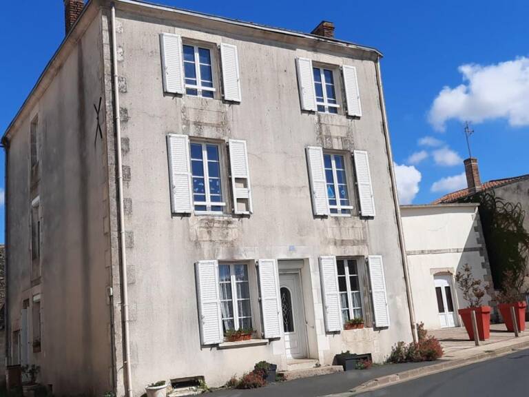 MOUTIERS SUR LAY EN PLEIN COEUR DU BOURG MAISON EN PIERRES RENOVEE 4 CHAMBRES AVEC LOCATAIRE EN PLACE — photo 1