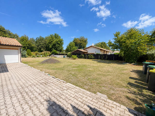 Construisez la maison dont vous rêvez sur une parcelle viabilisée de 1 000 m², au cœur d'un environnement privilégié à Hourtin — photo du bien