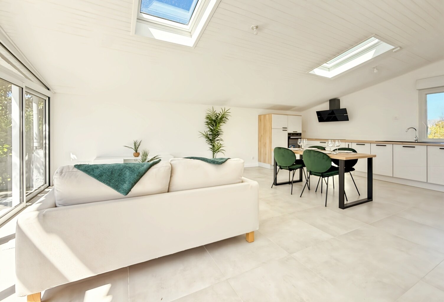 SAINT MARC SUR MER - PLAGE HULOT - PLEIN CENTRE - MARCHE - Duplex Loft  T5 - AVEC TERRASSE - GARAGE - PARKING SECURISE — photo 1