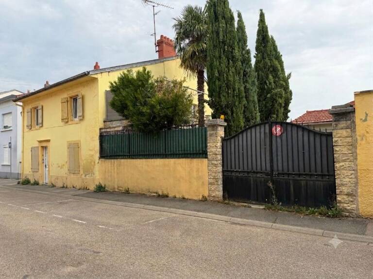 Maison de ville individuelle de 178m² avec 5 chambres, cour intérieure, garage et double accès — photo 1
