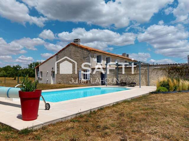 Maison charentaise rénovée avec piscine et dépendances — photo du bien