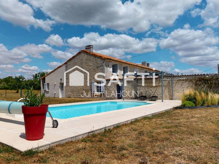 Maison charentaise rénovée avec piscine et dépendances — photo 1